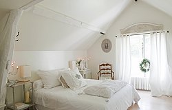 Белая кровать для спальни: как нескучно внедрить белый текстиль?