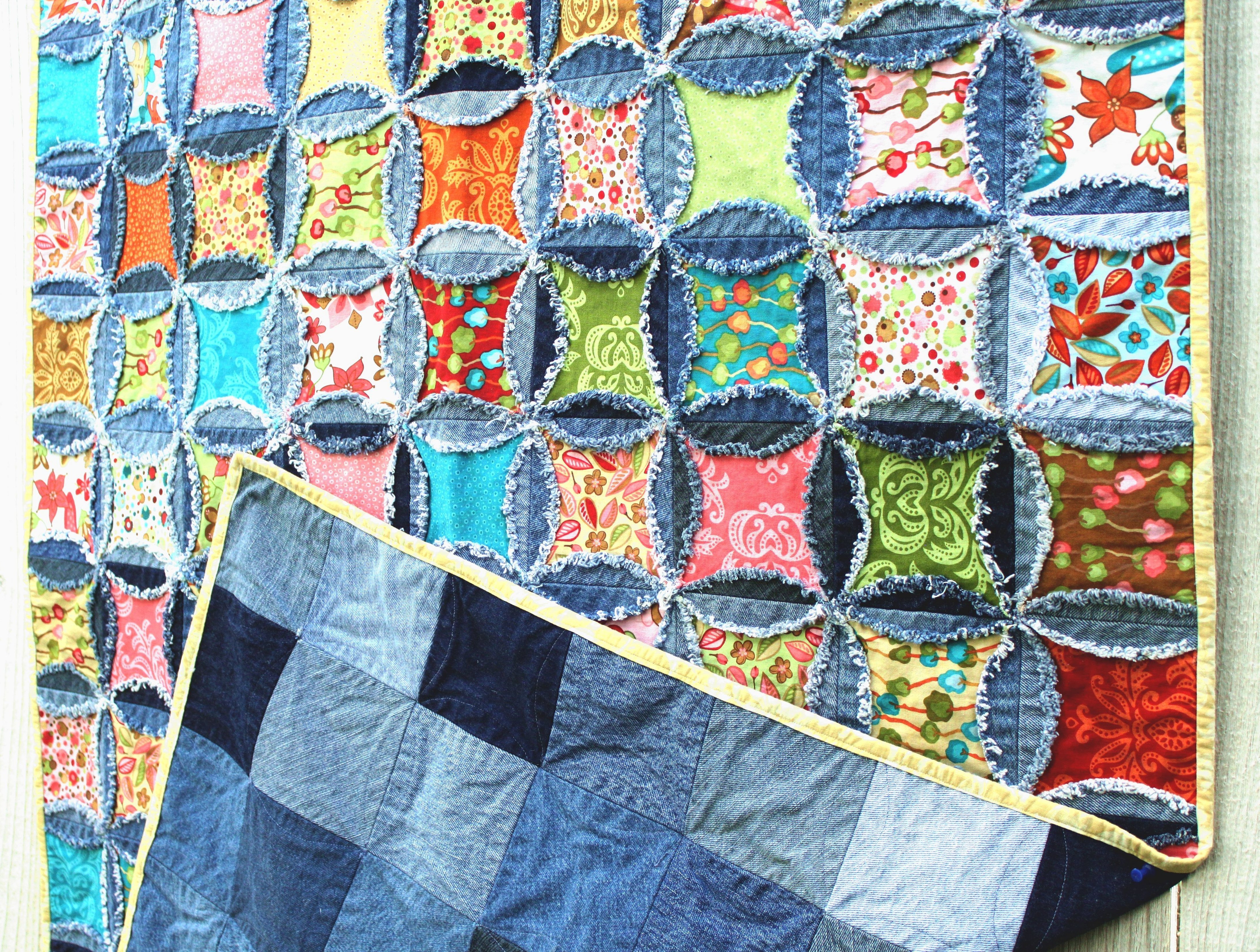 Лоскутные джинсы. Rag Quilt из джинсы мастер класс. Утилитарное рукоделие пэчворк. Пэчворк из старых джинсов. Джинсовый пэчворк.