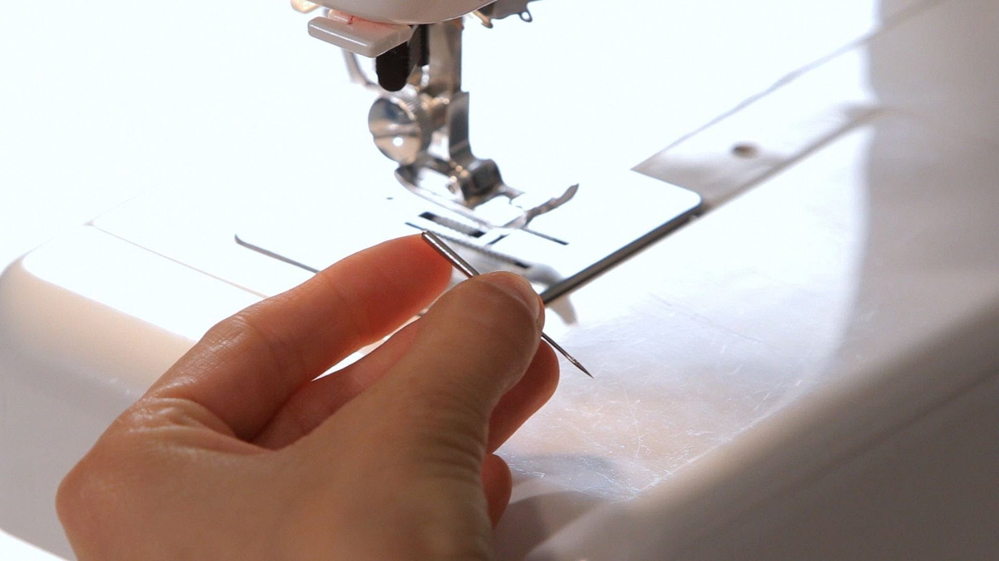 Как заменить швейную машинку. Швейная машинка brother 2125 игла. Needle Aligner швейная машинка. Трикотажная иголка для швейной машинки. Иглы для швейной машинки Sewing.